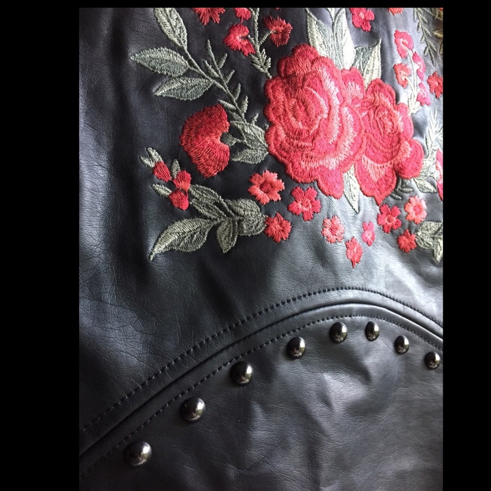 🌹SOLD🌹TORRID 10/12 Black Red Rose studded Jacket - Picture 6 of 8